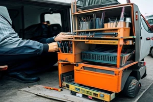 Organiser ses mallettes d'outillage dans un fourgon pour un accès rapide sur chantier