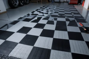 Dalles de garage clipsables en PVC : avantages, inconvénients et pose